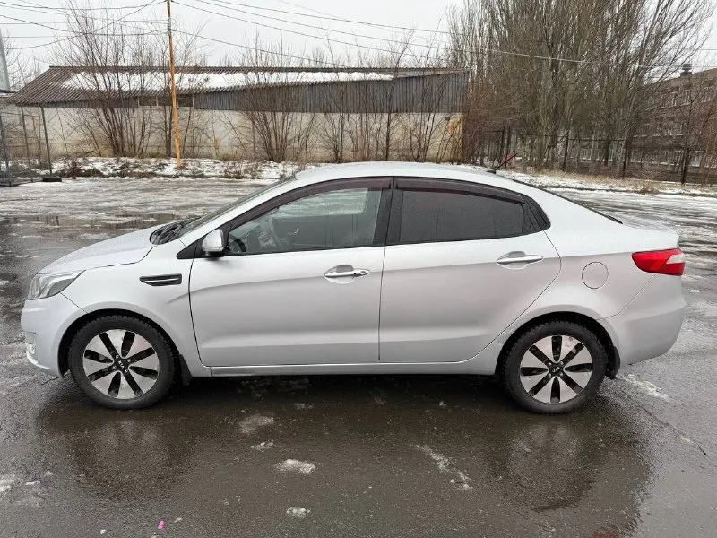 Kia rio 2012 год мотор 1.6 бензин автомат. оригинальный пробег 171000км в хорошем состоянии, стекла все заводские включая лобовое. безопасность вся на месте. мотор коробка на 5 работает ровно без посторонних шумов, кузов оцинкованный без коррозии. самая максимальная комплектация premium! кнопка старт-стоп, безключевой доступ, климат контроль, круиз и др. полный комплект ключей, обслужена без вложений сел и поехал, с документами полный порядок! г. донецк цена 800т. р +79493710826 - фотография - 4