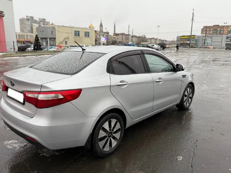 Kia rio 2012 год мотор 1.6 бензин автомат. оригинальный пробег 171000км в хорошем состоянии, стекла все заводские включая лобовое. безопасность вся на месте. мотор коробка на 5 работает ровно без посторонних шумов, кузов оцинкованный без коррозии. самая максимальная комплектация premium! кнопка старт-стоп, безключевой доступ, климат контроль, круиз и др. полный комплект ключей, обслужена без вложений сел и поехал, с документами полный порядок! г. донецк цена 800т. р +79493710826 - фотография - 7