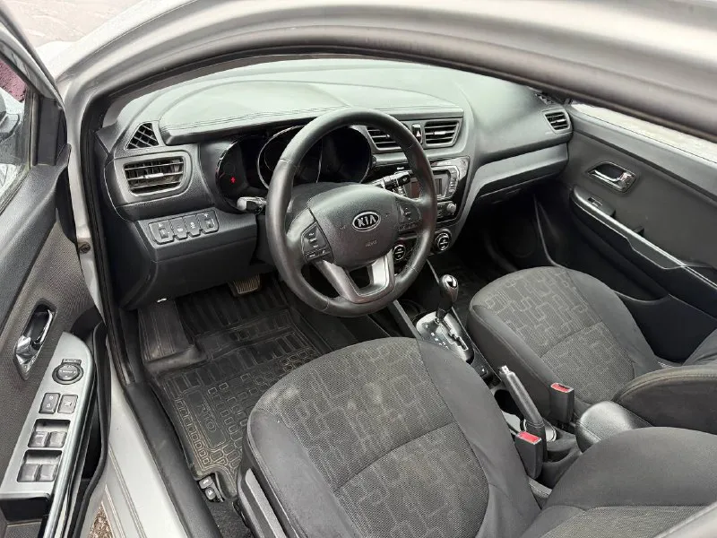 Kia rio 2012 год мотор 1.6 бензин автомат. оригинальный пробег 171000км в хорошем состоянии, стекла все заводские включая лобовое. безопасность вся на месте. мотор коробка на 5 работает ровно без посторонних шумов, кузов оцинкованный без коррозии. самая максимальная комплектация premium! кнопка старт-стоп, безключевой доступ, климат контроль, круиз и др. полный комплект ключей, обслужена без вложений сел и поехал, с документами полный порядок! г. донецк цена 800т. р +79493710826 - фотография - 9