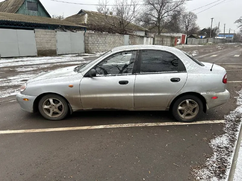 Продам daewoo lanos se (автомат) цена: 250.000руб : +79495867870 произведена в корее, продавалась в америке. в 2005 году приехала в калининград. кузов оцинкован. cобственник, учёт рф 180 регион, автомобиль каждый день на ходу. мотор 1.6 акпп гур кондиционер две подушки безопасности. четыре электростростеклоподъёмника. электро регулировка правого зеркала. регулировка интервала прерывистого режима дворников. регулировка руля. установлена простенькая сигнализация. год выпуска 1998. дно, пороги целые, машина не гнилая. по кузову слазит краска, переднее правое крыло подмято. в марте делали капиталку двигателя, не дымит, масло не ест. 📞 звоните: +7(949)5867870 - фотография - 2