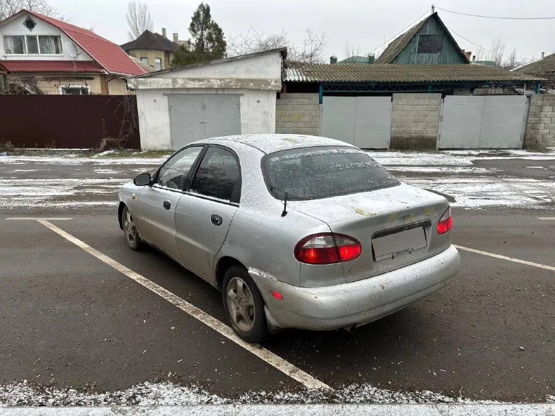 Продам daewoo lanos se (автомат) цена: 250.000руб : +79495867870 произведена в корее, продавалась в америке. в 2005 году приехала в калининград. кузов оцинкован. cобственник, учёт рф 180 регион, автомобиль каждый день на ходу. мотор 1.6 акпп гур кондиционер две подушки безопасности. четыре электростростеклоподъёмника. электро регулировка правого зеркала. регулировка интервала прерывистого режима дворников. регулировка руля. установлена простенькая сигнализация. год выпуска 1998. дно, пороги целые, машина не гнилая. по кузову слазит краска, переднее правое крыло подмято. в марте делали капиталку двигателя, не дымит, масло не ест. 📞 звоните: +7(949)5867870 - фотография - 3