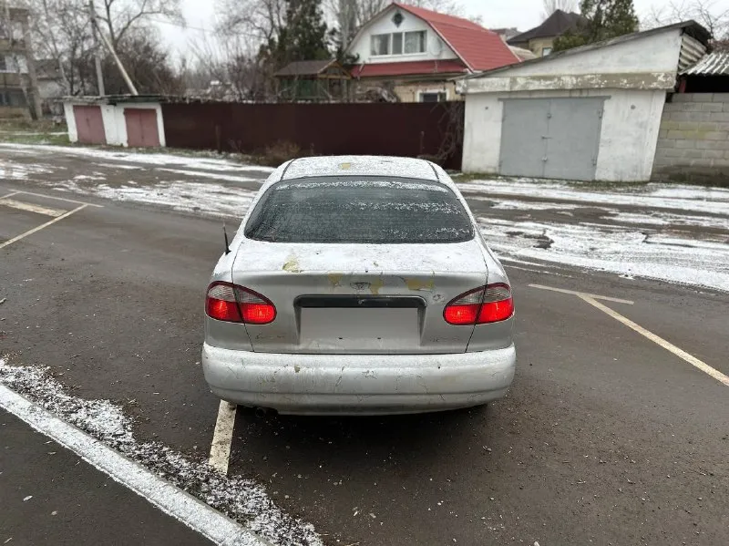 Продам daewoo lanos se (автомат) цена: 250.000руб : +79495867870 произведена в корее, продавалась в америке. в 2005 году приехала в калининград. кузов оцинкован. cобственник, учёт рф 180 регион, автомобиль каждый день на ходу. мотор 1.6 акпп гур кондиционер две подушки безопасности. четыре электростростеклоподъёмника. электро регулировка правого зеркала. регулировка интервала прерывистого режима дворников. регулировка руля. установлена простенькая сигнализация. год выпуска 1998. дно, пороги целые, машина не гнилая. по кузову слазит краска, переднее правое крыло подмято. в марте делали капиталку двигателя, не дымит, масло не ест. 📞 звоните: +7(949)5867870 - фотография - 4