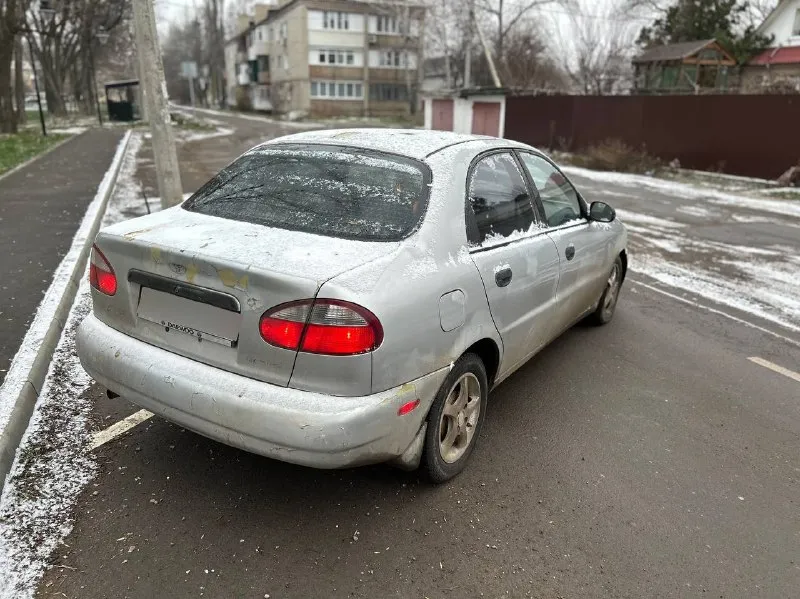 Продам daewoo lanos se (автомат) цена: 250.000руб : +79495867870 произведена в корее, продавалась в америке. в 2005 году приехала в калининград. кузов оцинкован. cобственник, учёт рф 180 регион, автомобиль каждый день на ходу. мотор 1.6 акпп гур кондиционер две подушки безопасности. четыре электростростеклоподъёмника. электро регулировка правого зеркала. регулировка интервала прерывистого режима дворников. регулировка руля. установлена простенькая сигнализация. год выпуска 1998. дно, пороги целые, машина не гнилая. по кузову слазит краска, переднее правое крыло подмято. в марте делали капиталку двигателя, не дымит, масло не ест. 📞 звоните: +7(949)5867870 - фотография - 5