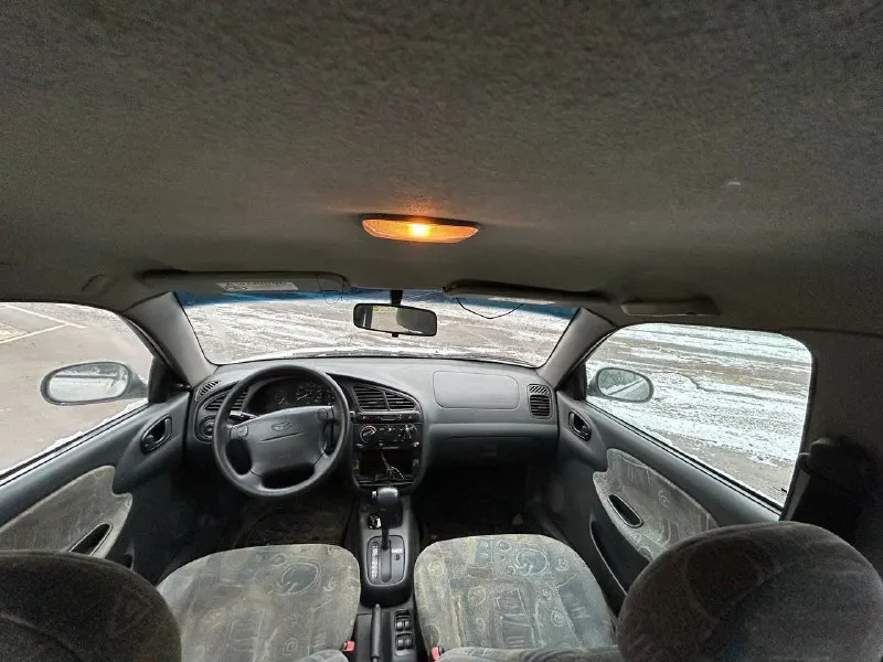 Продам daewoo lanos se (автомат) цена: 250.000руб : +79495867870 произведена в корее, продавалась в америке. в 2005 году приехала в калининград. кузов оцинкован. cобственник, учёт рф 180 регион, автомобиль каждый день на ходу. мотор 1.6 акпп гур кондиционер две подушки безопасности. четыре электростростеклоподъёмника. электро регулировка правого зеркала. регулировка интервала прерывистого режима дворников. регулировка руля. установлена простенькая сигнализация. год выпуска 1998. дно, пороги целые, машина не гнилая. по кузову слазит краска, переднее правое крыло подмято. в марте делали капиталку двигателя, не дымит, масло не ест. 📞 звоните: +7(949)5867870 - фотография - 7