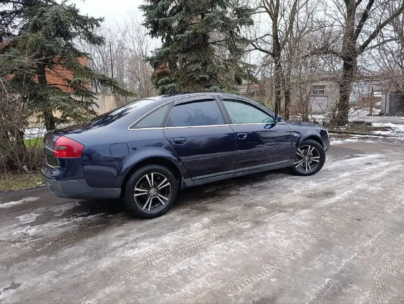 Продам audi a6 c5 на уверенном ходу, (180 регион) любой вид оформления, двигатель 2.4 v6 бензин. цена в рублях 498 тыс руб, торг у капота. двс после кап ремонта, работает как часы. кпп включается четко. акб новый, ходовка огонь, энергоёмкая и комфортная, дорогу держит превосходно, рулится шикарно. к электрике вопросов нет. кузов оцинкован, днище и пороги супер, тонирована, зашумлена, стоят литые диски r 16 на отличной зимней резине. кожаная обивка салона и карт дверей, потолок алькантара. установлены новые eva коврики, оснащена, центральный замок, защита от детей. гур, серво руль, регулируется в двух плоскостях. abs, asr, 4 airbag, задний парктроник, корректор фар. эл привод багажника, 4 эл стеклоподъёмника, 2-х зонный климат-контроль. эл регулировка зеркал, обогрев заднего стекла. эл привод передних сидений, с широким диапазоном настроек. линзованая оптика. магнитола с usb и aux разъёмами, тел +79494525644 оля 📲 tg: олечка 📞 звоните: +7(949)4525644 - фотография - 2