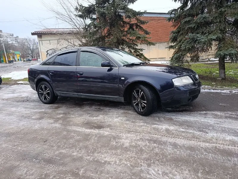 Продам audi a6 c5 на уверенном ходу, (180 регион) любой вид оформления, двигатель 2.4 v6 бензин. цена в рублях 498 тыс руб, торг у капота. двс после кап ремонта, работает как часы. кпп включается четко. акб новый, ходовка огонь, энергоёмкая и комфортная, дорогу держит превосходно, рулится шикарно. к электрике вопросов нет. кузов оцинкован, днище и пороги супер, тонирована, зашумлена, стоят литые диски r 16 на отличной зимней резине. кожаная обивка салона и карт дверей, потолок алькантара. установлены новые eva коврики, оснащена, центральный замок, защита от детей. гур, серво руль, регулируется в двух плоскостях. abs, asr, 4 airbag, задний парктроник, корректор фар. эл привод багажника, 4 эл стеклоподъёмника, 2-х зонный климат-контроль. эл регулировка зеркал, обогрев заднего стекла. эл привод передних сидений, с широким диапазоном настроек. линзованая оптика. магнитола с usb и aux разъёмами, тел +79494525644 оля 📲 tg: олечка 📞 звоните: +7(949)4525644 - фотография - 3