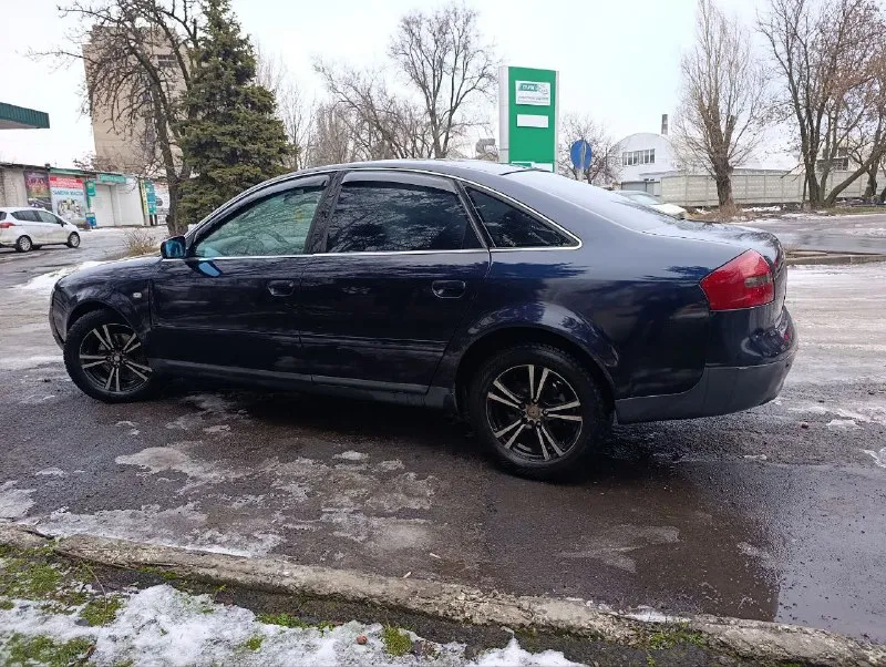 Продам audi a6 c5 на уверенном ходу, (180 регион) любой вид оформления, двигатель 2.4 v6 бензин. цена в рублях 498 тыс руб, торг у капота. двс после кап ремонта, работает как часы. кпп включается четко. акб новый, ходовка огонь, энергоёмкая и комфортная, дорогу держит превосходно, рулится шикарно. к электрике вопросов нет. кузов оцинкован, днище и пороги супер, тонирована, зашумлена, стоят литые диски r 16 на отличной зимней резине. кожаная обивка салона и карт дверей, потолок алькантара. установлены новые eva коврики, оснащена, центральный замок, защита от детей. гур, серво руль, регулируется в двух плоскостях. abs, asr, 4 airbag, задний парктроник, корректор фар. эл привод багажника, 4 эл стеклоподъёмника, 2-х зонный климат-контроль. эл регулировка зеркал, обогрев заднего стекла. эл привод передних сидений, с широким диапазоном настроек. линзованая оптика. магнитола с usb и aux разъёмами, тел +79494525644 оля 📲 tg: олечка 📞 звоните: +7(949)4525644 - фотография - 4