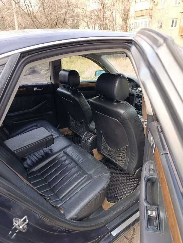 Продам audi a6 c5 на уверенном ходу, (180 регион) любой вид оформления, двигатель 2.4 v6 бензин. цена в рублях 498 тыс руб, торг у капота. двс после кап ремонта, работает как часы. кпп включается четко. акб новый, ходовка огонь, энергоёмкая и комфортная, дорогу держит превосходно, рулится шикарно. к электрике вопросов нет. кузов оцинкован, днище и пороги супер, тонирована, зашумлена, стоят литые диски r 16 на отличной зимней резине. кожаная обивка салона и карт дверей, потолок алькантара. установлены новые eva коврики, оснащена, центральный замок, защита от детей. гур, серво руль, регулируется в двух плоскостях. abs, asr, 4 airbag, задний парктроник, корректор фар. эл привод багажника, 4 эл стеклоподъёмника, 2-х зонный климат-контроль. эл регулировка зеркал, обогрев заднего стекла. эл привод передних сидений, с широким диапазоном настроек. линзованая оптика. магнитола с usb и aux разъёмами, тел +79494525644 оля 📲 tg: олечка 📞 звоните: +7(949)4525644 - фотография - 8