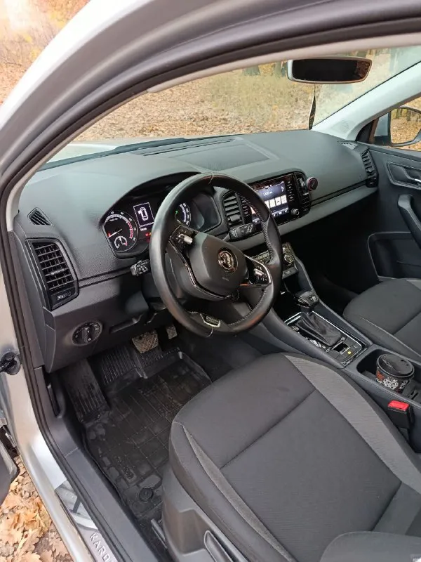 Продам skoda karoq 2020г акпп 1,4т пробег 106500 автомобиль в отличном состоянии комплектация климат, подогрев лобового, карплей, круиз и тд резина зима лето все подробности по телефону донецк +79494928738 - фотография - 5