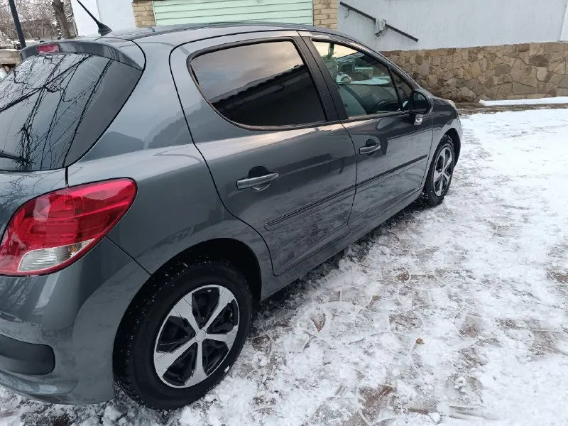 Продам peugeot 207, 2011 г. в. 97 000 км, 1.4 л. , мкпп, был куплен у тестя, он брал в салоне, своевременно обслуживался, есть частичная история сервиса, кузов в родной краске, в комплекте зимняя и летняя резина, два комплекта ключа. центральный замок, датчик света/дождя, лепесток управления мультимедиа, двухзонный климат, камера парковки, подогрев зеркал и заднего стекла. больше фото - в личку осмотр в калининском районе донецка. цена: 600 к. звоните 👉 +79495153858 - фотография - 2