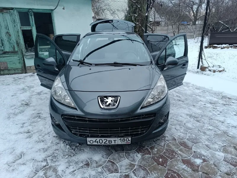 Продам peugeot 207, 2011 г. в. 97 000 км, 1.4 л. , мкпп, был куплен у тестя, он брал в салоне, своевременно обслуживался, есть частичная история сервиса, кузов в родной краске, в комплекте зимняя и летняя резина, два комплекта ключа. центральный замок, датчик света/дождя, лепесток управления мультимедиа, двухзонный климат, камера парковки, подогрев зеркал и заднего стекла. больше фото - в личку осмотр в калининском районе донецка. цена: 600 к. звоните 👉 +79495153858 - фотография - 4