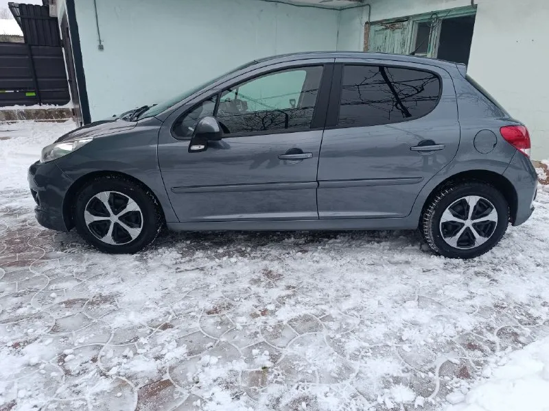 Продам peugeot 207, 2011 г. в. 97 000 км, 1.4 л. , мкпп, был куплен у тестя, он брал в салоне, своевременно обслуживался, есть частичная история сервиса, кузов в родной краске, в комплекте зимняя и летняя резина, два комплекта ключа. центральный замок, датчик света/дождя, лепесток управления мультимедиа, двухзонный климат, камера парковки, подогрев зеркал и заднего стекла. больше фото - в личку осмотр в калининском районе донецка. цена: 600 к. звоните 👉 +79495153858 - фотография - 5