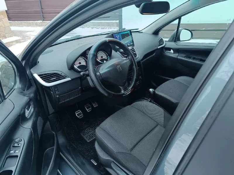 Продам peugeot 207, 2011 г. в. 97 000 км, 1.4 л. , мкпп, был куплен у тестя, он брал в салоне, своевременно обслуживался, есть частичная история сервиса, кузов в родной краске, в комплекте зимняя и летняя резина, два комплекта ключа. центральный замок, датчик света/дождя, лепесток управления мультимедиа, двухзонный климат, камера парковки, подогрев зеркал и заднего стекла. больше фото - в личку осмотр в калининском районе донецка. цена: 600 к. звоните 👉 +79495153858 - фотография - 6