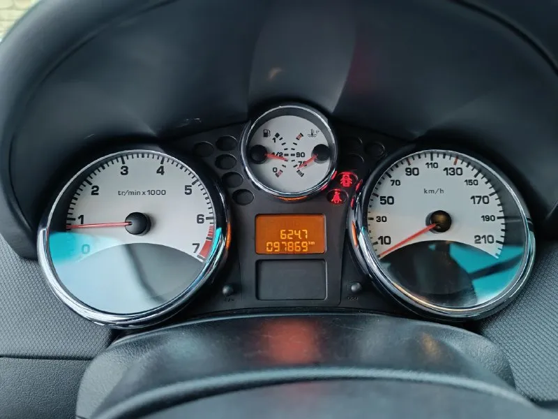Продам peugeot 207, 2011 г. в. 97 000 км, 1.4 л. , мкпп, был куплен у тестя, он брал в салоне, своевременно обслуживался, есть частичная история сервиса, кузов в родной краске, в комплекте зимняя и летняя резина, два комплекта ключа. центральный замок, датчик света/дождя, лепесток управления мультимедиа, двухзонный климат, камера парковки, подогрев зеркал и заднего стекла. больше фото - в личку осмотр в калининском районе донецка. цена: 600 к. звоните 👉 +79495153858 - фотография - 8