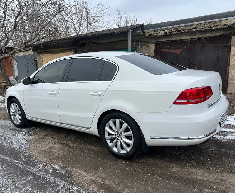 Продам volkswagen passat b7 1.8tsi в хорошем состоянии. и коробка после капиталки. масло в моторе меняется каждые 7тыс. км, в коробке каждые 25тыс. км. установлены би-лэд модули и новые стекла(асфальт сушит) с функцией afs, датчики света, дождя, давления шин, датчики парковки, камера заднего вида в значке, андроид магнитола, контурная подсветка салона, подвеска после ревизии, много чего сделано. хороший семейный автомобиль без вложений. пробег родной не крученый 180тыс. км цена 1270000₽ телефон: +79493452060 📲 tg: петр 📞 звоните: +7(949)3452060 - фотография - 3