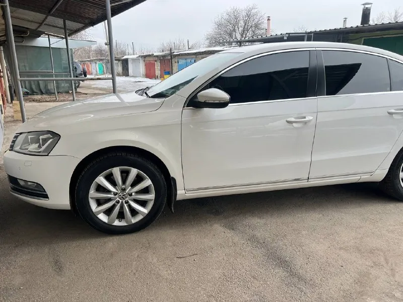 Продам volkswagen passat b7 1.8tsi в хорошем состоянии. и коробка после капиталки. масло в моторе меняется каждые 7тыс. км, в коробке каждые 25тыс. км. установлены би-лэд модули и новые стекла(асфальт сушит) с функцией afs, датчики света, дождя, давления шин, датчики парковки, камера заднего вида в значке, андроид магнитола, контурная подсветка салона, подвеска после ревизии, много чего сделано. хороший семейный автомобиль без вложений. пробег родной не крученый 180тыс. км цена 1270000₽ телефон: +79493452060 📲 tg: петр 📞 звоните: +7(949)3452060 - фотография - 6