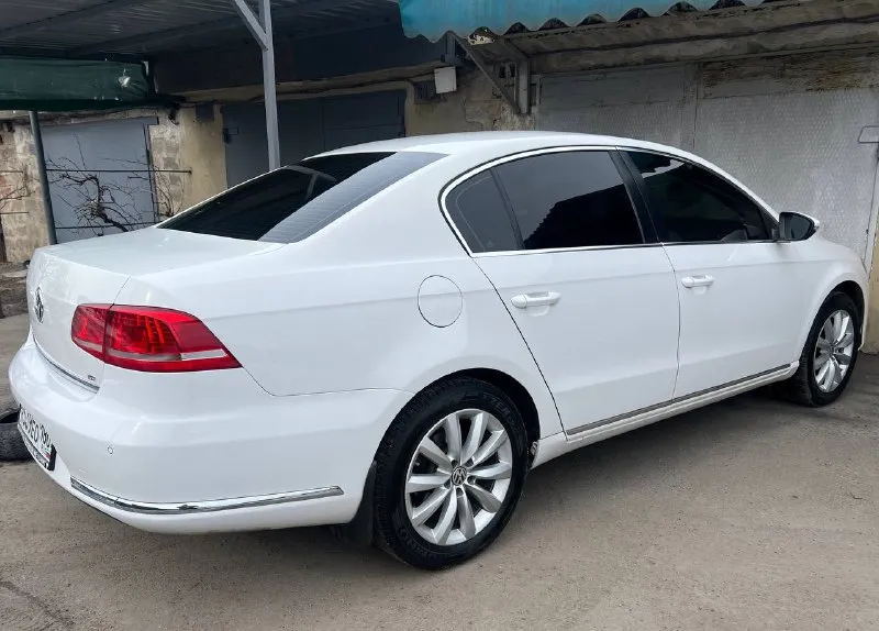 Продам volkswagen passat b7 1.8tsi в хорошем состоянии. и коробка после капиталки. масло в моторе меняется каждые 7тыс. км, в коробке каждые 25тыс. км. установлены би-лэд модули и новые стекла(асфальт сушит) с функцией afs, датчики света, дождя, давления шин, датчики парковки, камера заднего вида в значке, андроид магнитола, контурная подсветка салона, подвеска после ревизии, много чего сделано. хороший семейный автомобиль без вложений. пробег родной не крученый 180тыс. км цена 1270000₽ телефон: +79493452060 📲 tg: петр 📞 звоните: +7(949)3452060 - фотография - 7