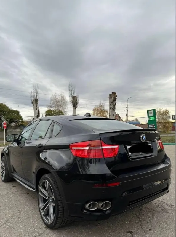 Продам: bmw e71 x6 год выпуска: 2011 объем двигателя: 3.0 бензин пробег: 160 000км коробка : автомат привод:полный кузов в родной краске. очень редкий обвес lumma design, стоят оригинальные диски haman r 19, фары перед зад рестайлинг оригинал. хорошая комплектация: система «старт-стоп», штатная мультимедия со всеми функциями, комфорт сиденья, электро регулировка сидений, память сидений, круиз-контроль, подрулевые лепестки, электро-стеклопакет, мультируль, 4х-зонный климат-контроль, подогрев сидений, обогрев зеркал и стекл, электро ручник, люк, черный потолок, помощь при спуске. технически авто в хорошем состоянии любые проверки за ваш счет приветствуются юридически чистый, новая зимняя резина недавно поменяны карданы и полностью весь зад, чеки все осталось!!! я собственник ❗❗❗ больше вопросов по телефону цена 2.2 🍋торг реальному покупателю. просьба звонить реально заинтересованных, понимающих людей. донецк, мариуполь +7 (949) 300-40-45 михаил александрович 📞 звоните: +7(949)3004045 - фотография - 4
