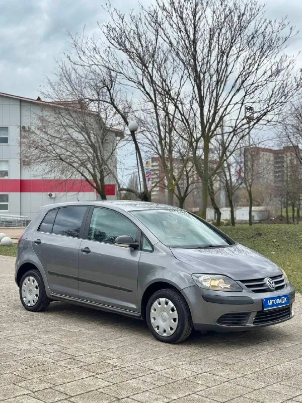 ◼️ volkswagen golf plus ➕ 💰цена: 650 000р 🏢город: мариуполь 📅год выпуска: 2007 🧾пробег: 206 760 км. ⚙️двигатель: 1.6 ⛽топливо: бензин ⚙️кпп: механика 📞 телефон: +7-949-727-41-51 +7-949-551-91-52 +7-989-263-55-56 💾 описание: всеми любимый vw golf пятого поколения с увеличенным, оцинкованным кузовом и увеличенным клиренсом. ✅ 3 владельца за все время, 8 лет крайний. ✅ надежный двигатель bse 1.6 и 6-ти ступенчатая механика. ✅ отличная комплектация: - раздельный климат-контроль - электропривод зеркал - полный электропакет - подогрев сидений - хорошая музыка - abs, esp, srs ✅ салон в отличном состоянии. улица шевченко 2️⃣6️⃣9️⃣ 🏦 возможна продажа в кредит по двум документам. - фотография - 3