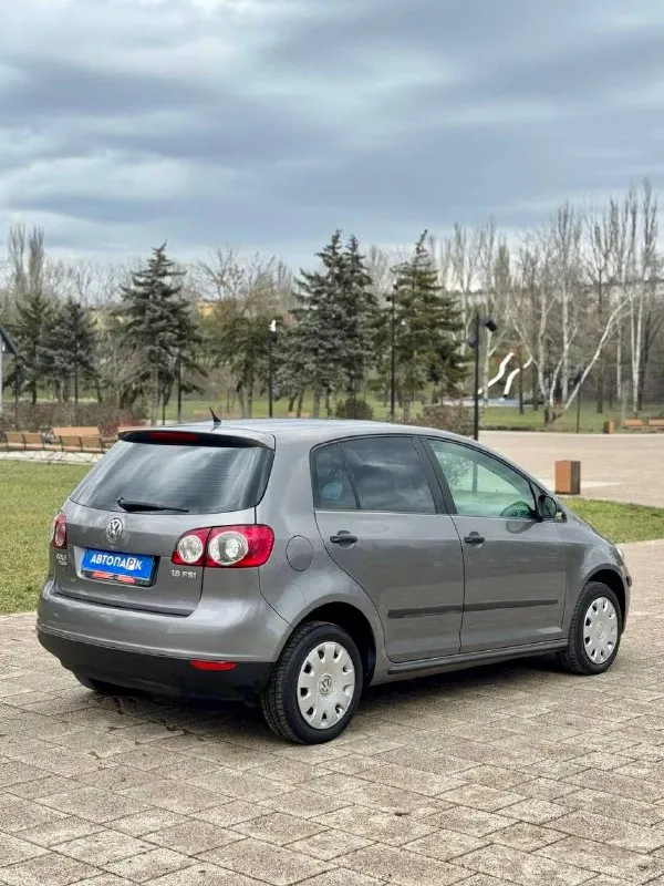 ◼️ volkswagen golf plus ➕ 💰цена: 650 000р 🏢город: мариуполь 📅год выпуска: 2007 🧾пробег: 206 760 км. ⚙️двигатель: 1.6 ⛽топливо: бензин ⚙️кпп: механика 📞 телефон: +7-949-727-41-51 +7-949-551-91-52 +7-989-263-55-56 💾 описание: всеми любимый vw golf пятого поколения с увеличенным, оцинкованным кузовом и увеличенным клиренсом. ✅ 3 владельца за все время, 8 лет крайний. ✅ надежный двигатель bse 1.6 и 6-ти ступенчатая механика. ✅ отличная комплектация: - раздельный климат-контроль - электропривод зеркал - полный электропакет - подогрев сидений - хорошая музыка - abs, esp, srs ✅ салон в отличном состоянии. улица шевченко 2️⃣6️⃣9️⃣ 🏦 возможна продажа в кредит по двум документам. - фотография - 4