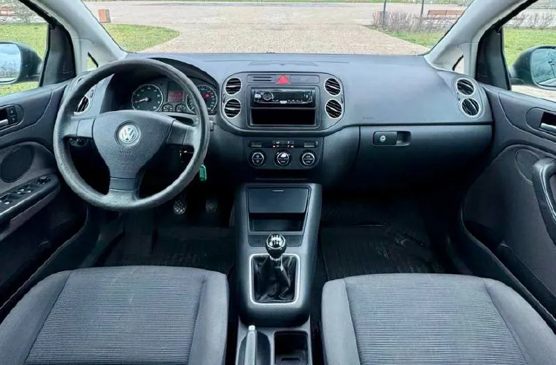 ◼️ volkswagen golf plus ➕ 💰цена: 650 000р 🏢город: мариуполь 📅год выпуска: 2007 🧾пробег: 206 760 км. ⚙️двигатель: 1.6 ⛽топливо: бензин ⚙️кпп: механика 📞 телефон: +7-949-727-41-51 +7-949-551-91-52 +7-989-263-55-56 💾 описание: всеми любимый vw golf пятого поколения с увеличенным, оцинкованным кузовом и увеличенным клиренсом. ✅ 3 владельца за все время, 8 лет крайний. ✅ надежный двигатель bse 1.6 и 6-ти ступенчатая механика. ✅ отличная комплектация: - раздельный климат-контроль - электропривод зеркал - полный электропакет - подогрев сидений - хорошая музыка - abs, esp, srs ✅ салон в отличном состоянии. улица шевченко 2️⃣6️⃣9️⃣ 🏦 возможна продажа в кредит по двум документам. - фотография - 7