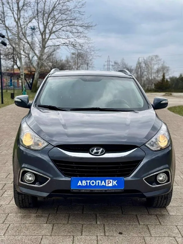 🇰🇵 hyundai ix35 at 💰цена: 1 150 000р 🏢город: мариуполь 📅год выпуска: 2010 🗒️пробег: 201 520 км. ⚙️двигатель: 2.0 ⛽топливо: бензин ⚙️кпп: автомат 📞 телефон: +7-949-727-41-51 +7-949-551-91-52 +7-989-263-55-56 💾 описание: ✅ полный привод. ✅ техническая часть на 5+ ✅ оригинальный пробег. ✅ редкий коричневый салон. ✅ 2 комплекта резины зима/лето. ✅ красивый цвет. 🔥 отличная комплектация: ❄️ двухзонный климат-контроль, бесключевой доступ, кнопка start-stop, подогрев всех сидений, магнитола с bluetooth, бортовой компьютер, мультируль, птф, электропакет, помощь при спуске, складывание зеркал, оригинальные литые диски 18 радиуса, новый акб, 2 смарт-ключа, сигнализация с автозапуском. улица шевченко 269 🏦 возможна продажа в кредит по двум документам. - фотография - 2