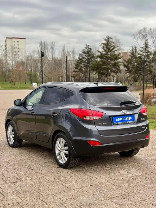 🇰🇵 hyundai ix35 at 💰цена: 1 150 000р 🏢город: мариуполь 📅год выпуска: 2010 🗒️пробег: 201 520 км. ⚙️двигатель: 2.0 ⛽топливо: бензин ⚙️кпп: автомат 📞 телефон: +7-949-727-41-51 +7-949-551-91-52 +7-989-263-55-56 💾 описание: ✅ полный привод. ✅ техническая часть на 5+ ✅ оригинальный пробег. ✅ редкий коричневый салон. ✅ 2 комплекта резины зима/лето. ✅ красивый цвет. 🔥 отличная комплектация: ❄️ двухзонный климат-контроль, бесключевой доступ, кнопка start-stop, подогрев всех сидений, магнитола с bluetooth, бортовой компьютер, мультируль, птф, электропакет, помощь при спуске, складывание зеркал, оригинальные литые диски 18 радиуса, новый акб, 2 смарт-ключа, сигнализация с автозапуском. улица шевченко 269 🏦 возможна продажа в кредит по двум документам. - фотография - 4
