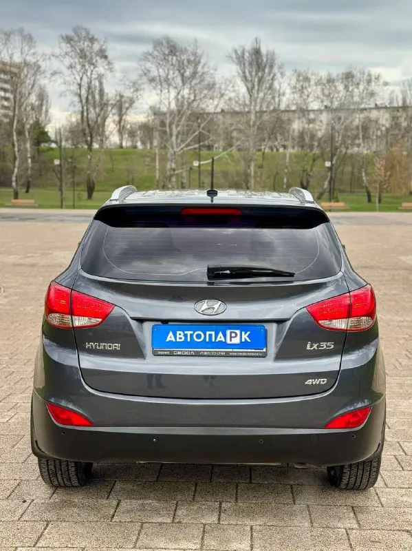 🇰🇵 hyundai ix35 at 💰цена: 1 150 000р 🏢город: мариуполь 📅год выпуска: 2010 🗒️пробег: 201 520 км. ⚙️двигатель: 2.0 ⛽топливо: бензин ⚙️кпп: автомат 📞 телефон: +7-949-727-41-51 +7-949-551-91-52 +7-989-263-55-56 💾 описание: ✅ полный привод. ✅ техническая часть на 5+ ✅ оригинальный пробег. ✅ редкий коричневый салон. ✅ 2 комплекта резины зима/лето. ✅ красивый цвет. 🔥 отличная комплектация: ❄️ двухзонный климат-контроль, бесключевой доступ, кнопка start-stop, подогрев всех сидений, магнитола с bluetooth, бортовой компьютер, мультируль, птф, электропакет, помощь при спуске, складывание зеркал, оригинальные литые диски 18 радиуса, новый акб, 2 смарт-ключа, сигнализация с автозапуском. улица шевченко 269 🏦 возможна продажа в кредит по двум документам. - фотография - 5
