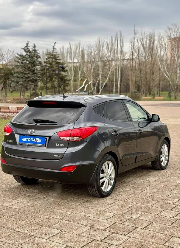 🇰🇵 hyundai ix35 at 💰цена: 1 150 000р 🏢город: мариуполь 📅год выпуска: 2010 🗒️пробег: 201 520 км. ⚙️двигатель: 2.0 ⛽топливо: бензин ⚙️кпп: автомат 📞 телефон: +7-949-727-41-51 +7-949-551-91-52 +7-989-263-55-56 💾 описание: ✅ полный привод. ✅ техническая часть на 5+ ✅ оригинальный пробег. ✅ редкий коричневый салон. ✅ 2 комплекта резины зима/лето. ✅ красивый цвет. 🔥 отличная комплектация: ❄️ двухзонный климат-контроль, бесключевой доступ, кнопка start-stop, подогрев всех сидений, магнитола с bluetooth, бортовой компьютер, мультируль, птф, электропакет, помощь при спуске, складывание зеркал, оригинальные литые диски 18 радиуса, новый акб, 2 смарт-ключа, сигнализация с автозапуском. улица шевченко 269 🏦 возможна продажа в кредит по двум документам. - фотография - 6