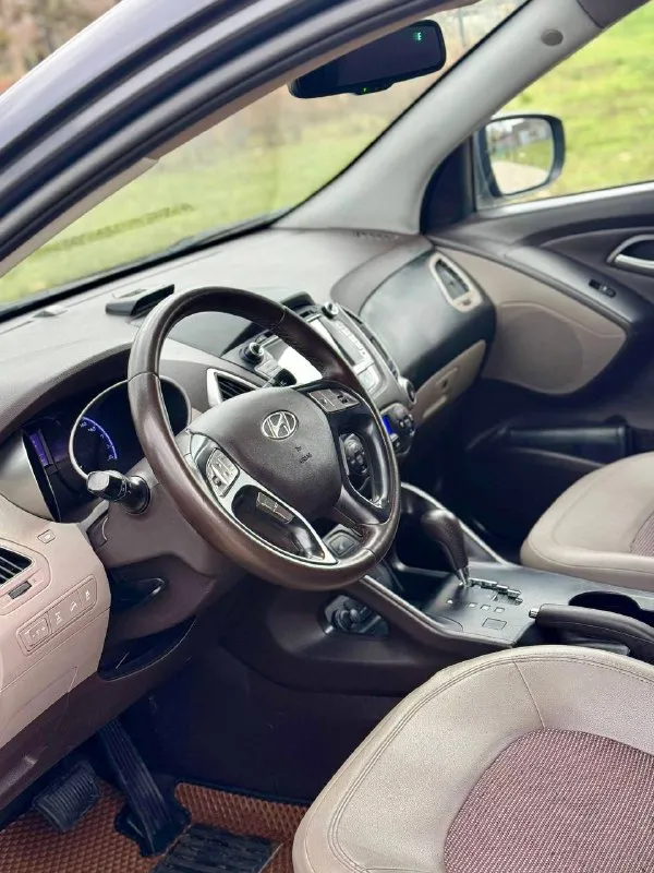 🇰🇵 hyundai ix35 at 💰цена: 1 150 000р 🏢город: мариуполь 📅год выпуска: 2010 🗒️пробег: 201 520 км. ⚙️двигатель: 2.0 ⛽топливо: бензин ⚙️кпп: автомат 📞 телефон: +7-949-727-41-51 +7-949-551-91-52 +7-989-263-55-56 💾 описание: ✅ полный привод. ✅ техническая часть на 5+ ✅ оригинальный пробег. ✅ редкий коричневый салон. ✅ 2 комплекта резины зима/лето. ✅ красивый цвет. 🔥 отличная комплектация: ❄️ двухзонный климат-контроль, бесключевой доступ, кнопка start-stop, подогрев всех сидений, магнитола с bluetooth, бортовой компьютер, мультируль, птф, электропакет, помощь при спуске, складывание зеркал, оригинальные литые диски 18 радиуса, новый акб, 2 смарт-ключа, сигнализация с автозапуском. улица шевченко 269 🏦 возможна продажа в кредит по двум документам. - фотография - 7