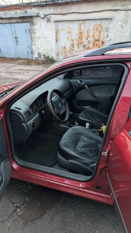 Рф учет!!! продается личный авто skoda octavia a4 tour авто служило верой и правдой много лет, за это время было сделано очень много, перебрана ходовка и т. п. 1.6 цена 600₽ 💰 ничего нигде не стучит не бренчит не брякает, ничего не течет. ездили аккуратно, в основном работа дом. вложили много сил и денег. так же есть небольшие недочеты по кузову, пороги стаканы целые, салон ухоженный, в машине не курили! хорошая комплектация и самый надежный мотор стоит хорошая андроид магнитола торг у капота уместен, приезжайте смотрите если остались вопросы пишите!!! +79493897964 (телеграмм/звонки) 📲 tg: @vladislavvlkav 📞 звоните: +7(949)3897964 - фотография - 4