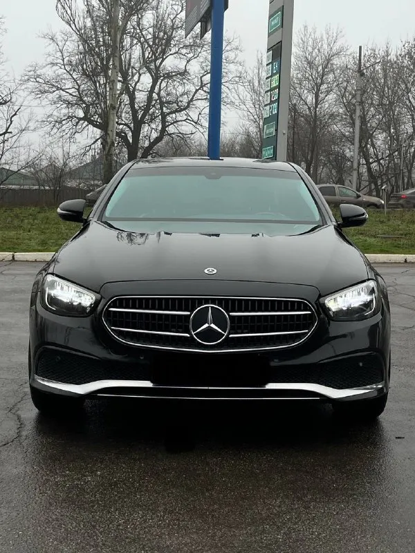 🔥 mercedes-benz e-class w213 | 2022 — цена, которую не ищут, а забирают 🔥 в продаже mercedes-benz e-class w213 2022 года — премиальный бизнес-седан, который сегодня можно купить по цене, заметно ниже рынка. это именно тот случай, когда состояние, год и цена сошлись в одной машине. 🚘 двигатель: 2.0 turbo бензин, 197 л. с. — динамика, комфорт и уверенность в любой ситуации ⚙️ коробка: автоматическая 9g-tronic — эталон плавности 🛞 привод: задний — настоящая классика mercedes 📊 пробег: 97 000 км автомобиль в родном окрасе полностью обслужен, все регламентные работы выполнены — вложений не требует абсолютно. салон ухоженный, чистый, без потертостей — ощущение живого, достойного автомобиля. - фотография - 2