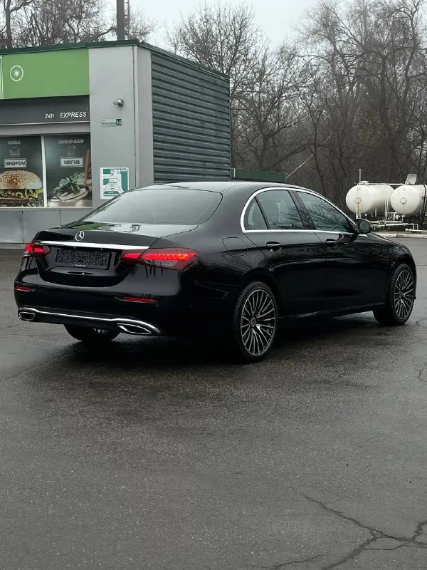 🔥 mercedes-benz e-class w213 | 2022 — цена, которую не ищут, а забирают 🔥 в продаже mercedes-benz e-class w213 2022 года — премиальный бизнес-седан, который сегодня можно купить по цене, заметно ниже рынка. это именно тот случай, когда состояние, год и цена сошлись в одной машине. 🚘 двигатель: 2.0 turbo бензин, 197 л. с. — динамика, комфорт и уверенность в любой ситуации ⚙️ коробка: автоматическая 9g-tronic — эталон плавности 🛞 привод: задний — настоящая классика mercedes 📊 пробег: 97 000 км автомобиль в родном окрасе полностью обслужен, все регламентные работы выполнены — вложений не требует абсолютно. салон ухоженный, чистый, без потертостей — ощущение живого, достойного автомобиля. - фотография - 4