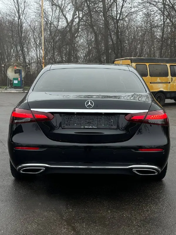 🔥 mercedes-benz e-class w213 | 2022 — цена, которую не ищут, а забирают 🔥 в продаже mercedes-benz e-class w213 2022 года — премиальный бизнес-седан, который сегодня можно купить по цене, заметно ниже рынка. это именно тот случай, когда состояние, год и цена сошлись в одной машине. 🚘 двигатель: 2.0 turbo бензин, 197 л. с. — динамика, комфорт и уверенность в любой ситуации ⚙️ коробка: автоматическая 9g-tronic — эталон плавности 🛞 привод: задний — настоящая классика mercedes 📊 пробег: 97 000 км автомобиль в родном окрасе полностью обслужен, все регламентные работы выполнены — вложений не требует абсолютно. салон ухоженный, чистый, без потертостей — ощущение живого, достойного автомобиля. - фотография - 5