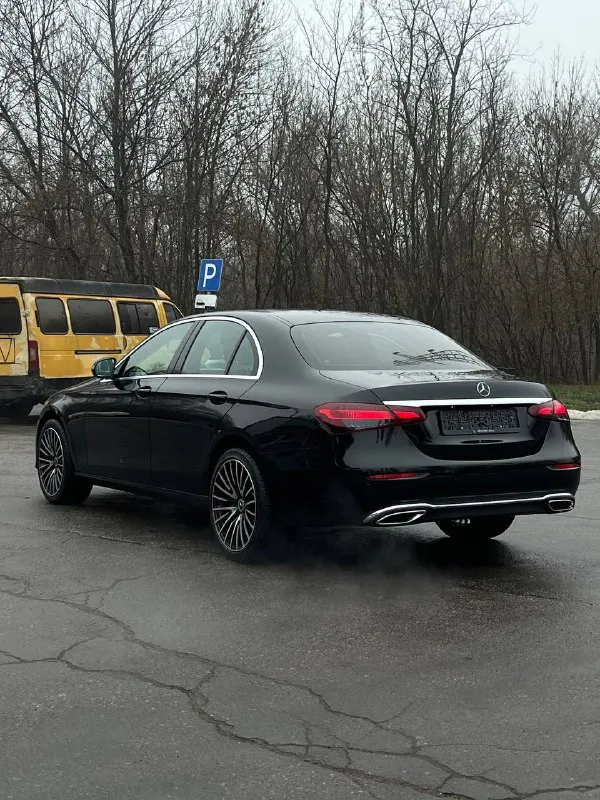 🔥 mercedes-benz e-class w213 | 2022 — цена, которую не ищут, а забирают 🔥 в продаже mercedes-benz e-class w213 2022 года — премиальный бизнес-седан, который сегодня можно купить по цене, заметно ниже рынка. это именно тот случай, когда состояние, год и цена сошлись в одной машине. 🚘 двигатель: 2.0 turbo бензин, 197 л. с. — динамика, комфорт и уверенность в любой ситуации ⚙️ коробка: автоматическая 9g-tronic — эталон плавности 🛞 привод: задний — настоящая классика mercedes 📊 пробег: 97 000 км автомобиль в родном окрасе полностью обслужен, все регламентные работы выполнены — вложений не требует абсолютно. салон ухоженный, чистый, без потертостей — ощущение живого, достойного автомобиля. - фотография - 6