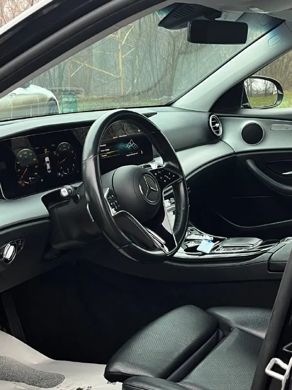🔥 mercedes-benz e-class w213 | 2022 — цена, которую не ищут, а забирают 🔥 в продаже mercedes-benz e-class w213 2022 года — премиальный бизнес-седан, который сегодня можно купить по цене, заметно ниже рынка. это именно тот случай, когда состояние, год и цена сошлись в одной машине. 🚘 двигатель: 2.0 turbo бензин, 197 л. с. — динамика, комфорт и уверенность в любой ситуации ⚙️ коробка: автоматическая 9g-tronic — эталон плавности 🛞 привод: задний — настоящая классика mercedes 📊 пробег: 97 000 км автомобиль в родном окрасе полностью обслужен, все регламентные работы выполнены — вложений не требует абсолютно. салон ухоженный, чистый, без потертостей — ощущение живого, достойного автомобиля. - фотография - 7
