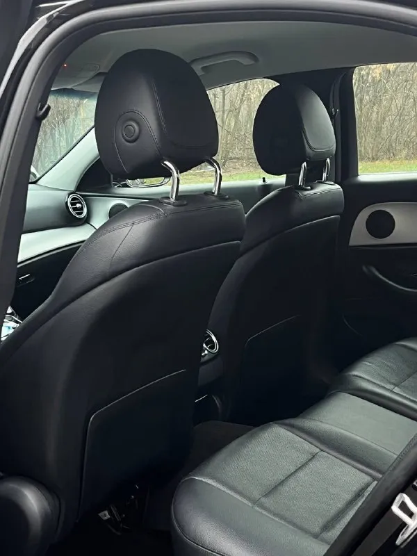 🔥 mercedes-benz e-class w213 | 2022 — цена, которую не ищут, а забирают 🔥 в продаже mercedes-benz e-class w213 2022 года — премиальный бизнес-седан, который сегодня можно купить по цене, заметно ниже рынка. это именно тот случай, когда состояние, год и цена сошлись в одной машине. 🚘 двигатель: 2.0 turbo бензин, 197 л. с. — динамика, комфорт и уверенность в любой ситуации ⚙️ коробка: автоматическая 9g-tronic — эталон плавности 🛞 привод: задний — настоящая классика mercedes 📊 пробег: 97 000 км автомобиль в родном окрасе полностью обслужен, все регламентные работы выполнены — вложений не требует абсолютно. салон ухоженный, чистый, без потертостей — ощущение живого, достойного автомобиля. - фотография - 8