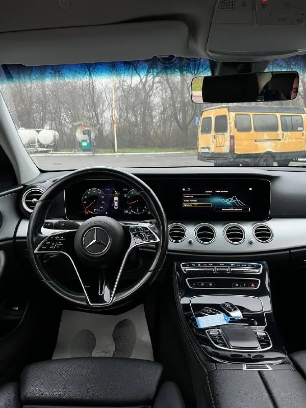 🔥 mercedes-benz e-class w213 | 2022 — цена, которую не ищут, а забирают 🔥 в продаже mercedes-benz e-class w213 2022 года — премиальный бизнес-седан, который сегодня можно купить по цене, заметно ниже рынка. это именно тот случай, когда состояние, год и цена сошлись в одной машине. 🚘 двигатель: 2.0 turbo бензин, 197 л. с. — динамика, комфорт и уверенность в любой ситуации ⚙️ коробка: автоматическая 9g-tronic — эталон плавности 🛞 привод: задний — настоящая классика mercedes 📊 пробег: 97 000 км автомобиль в родном окрасе полностью обслужен, все регламентные работы выполнены — вложений не требует абсолютно. салон ухоженный, чистый, без потертостей — ощущение живого, достойного автомобиля. - фотография - 9