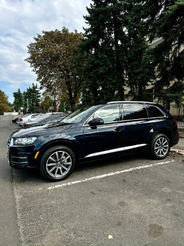 Продам audi q7 2017 года. объем 3.0t (333 л. с) бензин. коробка автомат 8 ст. полный привод(quattro) пробег 120000 км(родной,1 владелец) весь перед в бронепленке. на порогах еще заводские пленки. машина в великолепном состоянии. без каких-либо вложений! в машине 7 мест. ни одна подушка не стреляла. вся безопасность целая. на машину денег не жалел! готов на любые проверки за ваши деньги! учет рф, все документы в порядке. очень жирная комплектация! -панорамная крыша -трехзонный климат -вентиляция передних сидений -подогрев сидений -кожаный салон -третий ряд сидений -память сидений -электрорегулировка сидений -электропривод руля -электростеклоподъемники -камеры вкруг -круиз контроль -запуск кнопкой -мультируль -подогрев зеркал -подогрев стекол -складывание зеркал -датчики дождя и света -красивая яркая приборная панель -apple/android carplay -огромное количество различных ассистентов и еще много чего! +79493894844 цена: 4.250🍋 📞 звоните: +7(949)3894844 - фотография - 3