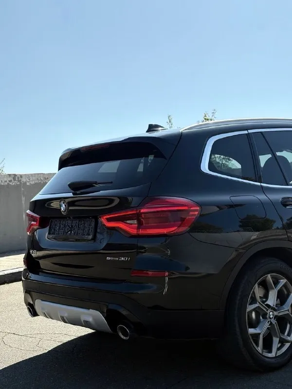 Продам bmw x3 g01 30i s drive 🖤 2020г 11 месяц по vin 2021 в идеальном состоянии и по кузову и по технической части автомобиля минимальное повреждение: 5uxty3c09m9f20669 vin для проверки кузов покрыт в керамику пробег 139 000 пробег трассовый, выигрывал автомобиль с аукциона с пробегом 128 000 гаражное хранение автомобиля хорошая комплектация: с широким монитором, с ассистентами, подогревами сидений и руля, память сидений, комфортные сиденья, трех зонный климат контроль, круиз, преднатяжитель ремня безопасности, беспроводный carplay и другое… машина очень комфортная дарит удовольствие от вождения цена:3🍋850т. р номер телефона для связи +79496936618 миранда 📞 🇷🇺 звоните: +79496936618 - фотография - 2
