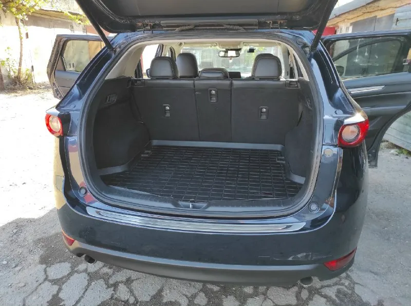 Продам mazda cx-5 (японская сборка) конец 2018 г. (модель рестайлинг 2019 г. ). пригонялась напрямую из сша, один владелец. максимальная комплектация grand turing reserve, двигатель 2.5 turbo(в птс 194 л. с. ). пробег 81000 км. есть все необходимое для комфортной езды: подогрев лобового стекла, подогрев руля, подогревы всех сидений, вентиляция передний сидений, электрорегулировка передних сидений, память водительского сидения. адаптивный круиз-контроль (сама разгоняется и тормозит). датчики мертвых зон, датчик света, датчик дождя, адаптивные, автоматические фары. полноценная проекция на лобовое стекло. электронная приборная панель. магнитола с поддержкой android auto и apple carplay. аудиосистема bose со встроенным сабвуфером в багажнике. передние двойные стекла, люк. стоят усиленные двухпоршневые передние суппорта. машина в хорошем техническом состоянии, замена масла каждые 7000 км. на 70000 км. полная замена масла с фильтром в акпп. два комплекта колес на дисках. приятн 📞 звоните: +7(949)3712130 - фотография - 3