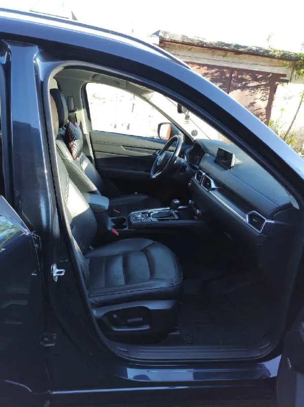 Продам mazda cx-5 (японская сборка) конец 2018 г. (модель рестайлинг 2019 г. ). пригонялась напрямую из сша, один владелец. максимальная комплектация grand turing reserve, двигатель 2.5 turbo(в птс 194 л. с. ). пробег 81000 км. есть все необходимое для комфортной езды: подогрев лобового стекла, подогрев руля, подогревы всех сидений, вентиляция передний сидений, электрорегулировка передних сидений, память водительского сидения. адаптивный круиз-контроль (сама разгоняется и тормозит). датчики мертвых зон, датчик света, датчик дождя, адаптивные, автоматические фары. полноценная проекция на лобовое стекло. электронная приборная панель. магнитола с поддержкой android auto и apple carplay. аудиосистема bose со встроенным сабвуфером в багажнике. передние двойные стекла, люк. стоят усиленные двухпоршневые передние суппорта. машина в хорошем техническом состоянии, замена масла каждые 7000 км. на 70000 км. полная замена масла с фильтром в акпп. два комплекта колес на дисках. приятн 📞 звоните: +7(949)3712130 - фотография - 4