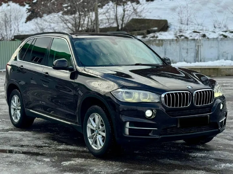 💶 цена:2.550.000р 📮 город:донецк 🚘 марка / модель: bmw x5 f15 📅 год выпуска:2014 📊 пробег:220.000км ⛽ двигатель (тип, объем, ): 3.0(249л/с) 🔧 тип кпп:автомат 📝 описание:два комплекта резины. пройдено большое то, чеки имеются. полностью обслужена. переоформление без проблем. возможна продажа в кредит. ☎ контактный телефон:+79493219299 📞 звоните: +7(949)3219299 - фотография - 2