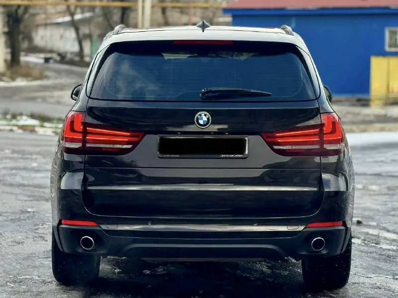 💶 цена:2.550.000р 📮 город:донецк 🚘 марка / модель: bmw x5 f15 📅 год выпуска:2014 📊 пробег:220.000км ⛽ двигатель (тип, объем, ): 3.0(249л/с) 🔧 тип кпп:автомат 📝 описание:два комплекта резины. пройдено большое то, чеки имеются. полностью обслужена. переоформление без проблем. возможна продажа в кредит. ☎ контактный телефон:+79493219299 📞 звоните: +7(949)3219299 - фотография - 5