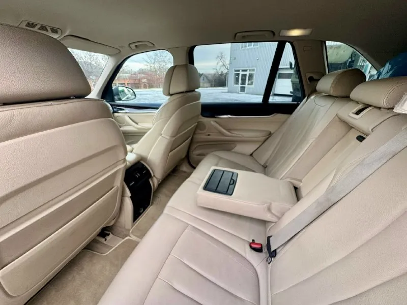 💶 цена:2.550.000р 📮 город:донецк 🚘 марка / модель: bmw x5 f15 📅 год выпуска:2014 📊 пробег:220.000км ⛽ двигатель (тип, объем, ): 3.0(249л/с) 🔧 тип кпп:автомат 📝 описание:два комплекта резины. пройдено большое то, чеки имеются. полностью обслужена. переоформление без проблем. возможна продажа в кредит. ☎ контактный телефон:+79493219299 📞 звоните: +7(949)3219299 - фотография - 6