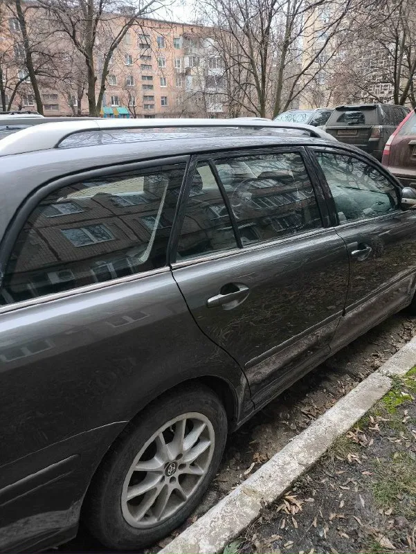 От собственника. продам toyota avensis 2007г. двигатель 2.0. после полной капиталки прошел 7.000км без нареканий. коробка механика на 5+. вся обслужена, сцепление также прошло 7.000км. по ходовой вопросов нет, отрабатывает мягко. технически полностью исправна, работает буквально каждая кнопочка. было вложено не мало сил, денег и времени. делали для себя, не задумываясь о продаже. салон в отличном состоянии. хорошие чехлы (под ними всё как новое). хорошая комплектация. подогревы, различные регулировки, кондиционер (полностью обслужен, заправлен), стеклоподъёмники в круг и тд, всё работает. стоит хорошая не дешёвая оптика в круг, свет отличный. резина свежая (2 комплекта колес). обслуживалась своевременно, денег не жалели. готов к любым проверкам на сто. по документам полный порядок (я хозяин). цена 1 🍋 +не большой торг звонить +79493662588 📞 звоните: +7(949)3662588 - фотография - 3