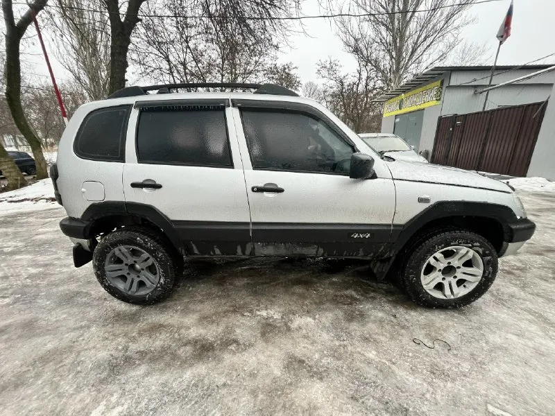 Нива chevrolet год 2005 по учету я хозяин, проблем переоформить нет. цена 610.000 р. торг. пробег 227.000 по ходовые все в порядке мосты не гудят раздатка в норме. коробка 5 ступка, новая. по мотору нареканий вроде бы нет. но симфонит с под коллектора не много. по кузову более менее нормально. стоит газ, в документы вписан. остальные вопросы на месте при просмотре машины. писать в лс если не отвечаю. +79497527300 📞 звоните: +7(949)7527300 - фотография - 4