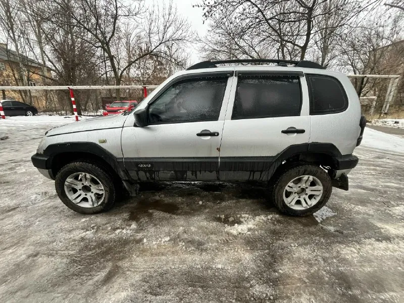 Нива chevrolet год 2005 по учету я хозяин, проблем переоформить нет. цена 610.000 р. торг. пробег 227.000 по ходовые все в порядке мосты не гудят раздатка в норме. коробка 5 ступка, новая. по мотору нареканий вроде бы нет. но симфонит с под коллектора не много. по кузову более менее нормально. стоит газ, в документы вписан. остальные вопросы на месте при просмотре машины. писать в лс если не отвечаю. +79497527300 📞 звоните: +7(949)7527300 - фотография - 5