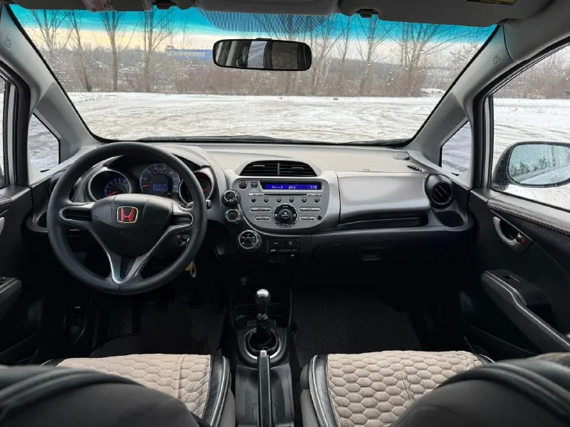 Продаю свой автомобиль в семье 3тий год. г. макеевка цена 585 000 руб пробег 215 тыс км +79493695800 honda fit 2008 мотор 1.5 vtec кондиционер подогрев зеркал и заднего стекла два комплекта ключей установлена хорошая оптика линзы 3 дюйма би лэд сигнализация старлайн с меткой (имитация без ключевого доступа ) с приложением для телефона хорошая зимняя резина лето отдам с машиной ( остаток на пару сезонов ) в сентябре заменена цепь грм с звездами на усиленную. есть момент по абс попался бракованный подшипник п. л. выбивает ошибку по магнитной ленте. по кузову есть вмятины от природного града. - фотография - 4