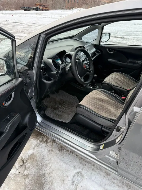 Продаю свой автомобиль в семье 3тий год. г. макеевка цена 585 000 руб пробег 215 тыс км +79493695800 honda fit 2008 мотор 1.5 vtec кондиционер подогрев зеркал и заднего стекла два комплекта ключей установлена хорошая оптика линзы 3 дюйма би лэд сигнализация старлайн с меткой (имитация без ключевого доступа ) с приложением для телефона хорошая зимняя резина лето отдам с машиной ( остаток на пару сезонов ) в сентябре заменена цепь грм с звездами на усиленную. есть момент по абс попался бракованный подшипник п. л. выбивает ошибку по магнитной ленте. по кузову есть вмятины от природного града. - фотография - 7